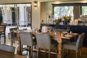 lion_sands_tinga_lodge_dining_room_