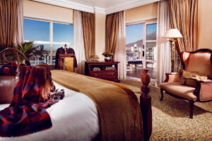 tbh1f1002-the-table-bay-lions-head-suite-bedroom-1-sul