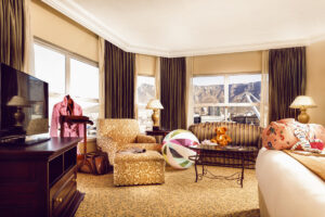 tbh1f5250-the-table-bay-superior-luxury-family-room-mountain-facing-1-fam