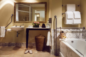 the-table-bay-accessible-room-bathroom-par
