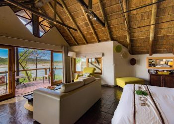 deluxe_chalet_view_on_waterhole
